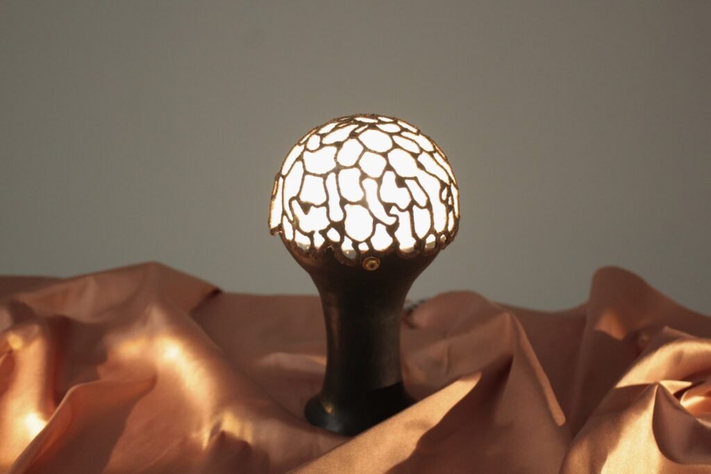 Micro Bulbe - luminaire d'art, laiton brodé et martelé. 